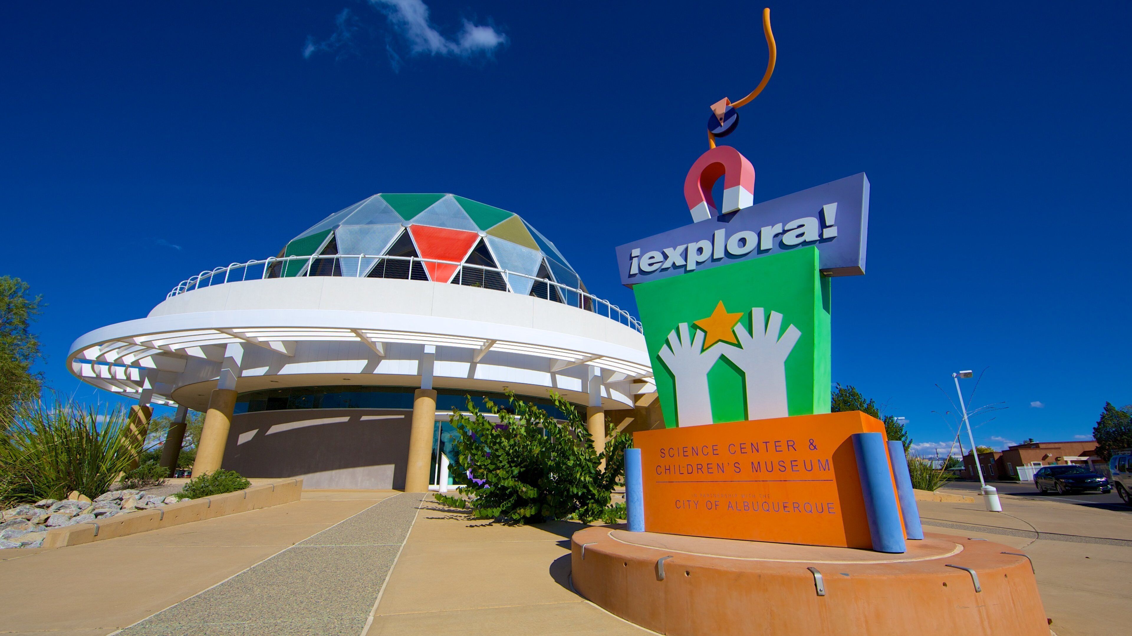 Albuquerque ofreciendo arquitectura moderna y señalización