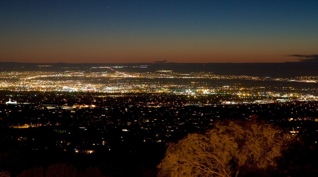 Albuquerque que incluye una ciudad y una puesta de sol