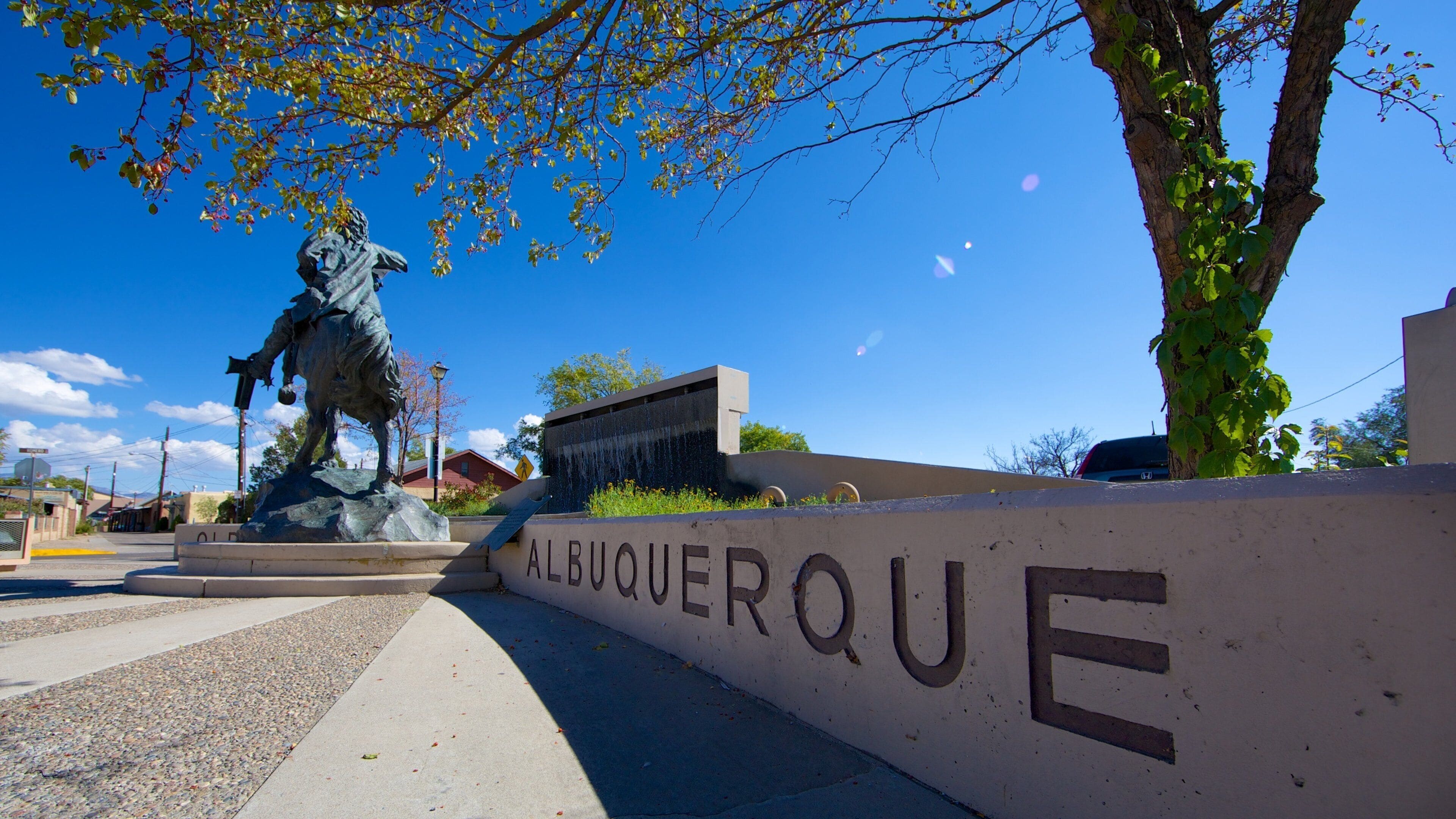 Albuquerque mostrando una estatua o escultura y señalización
