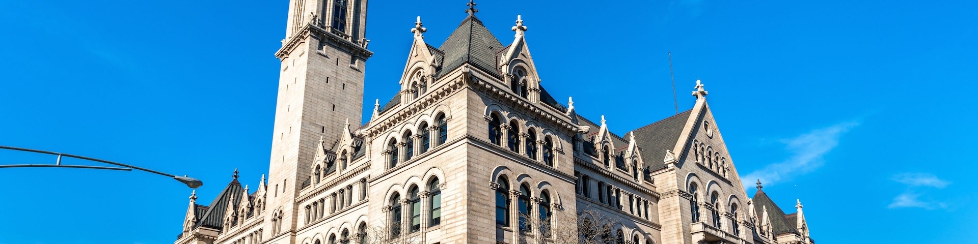 Um edifício grande e histórico com arquitetura detalhada e uma torre alta.