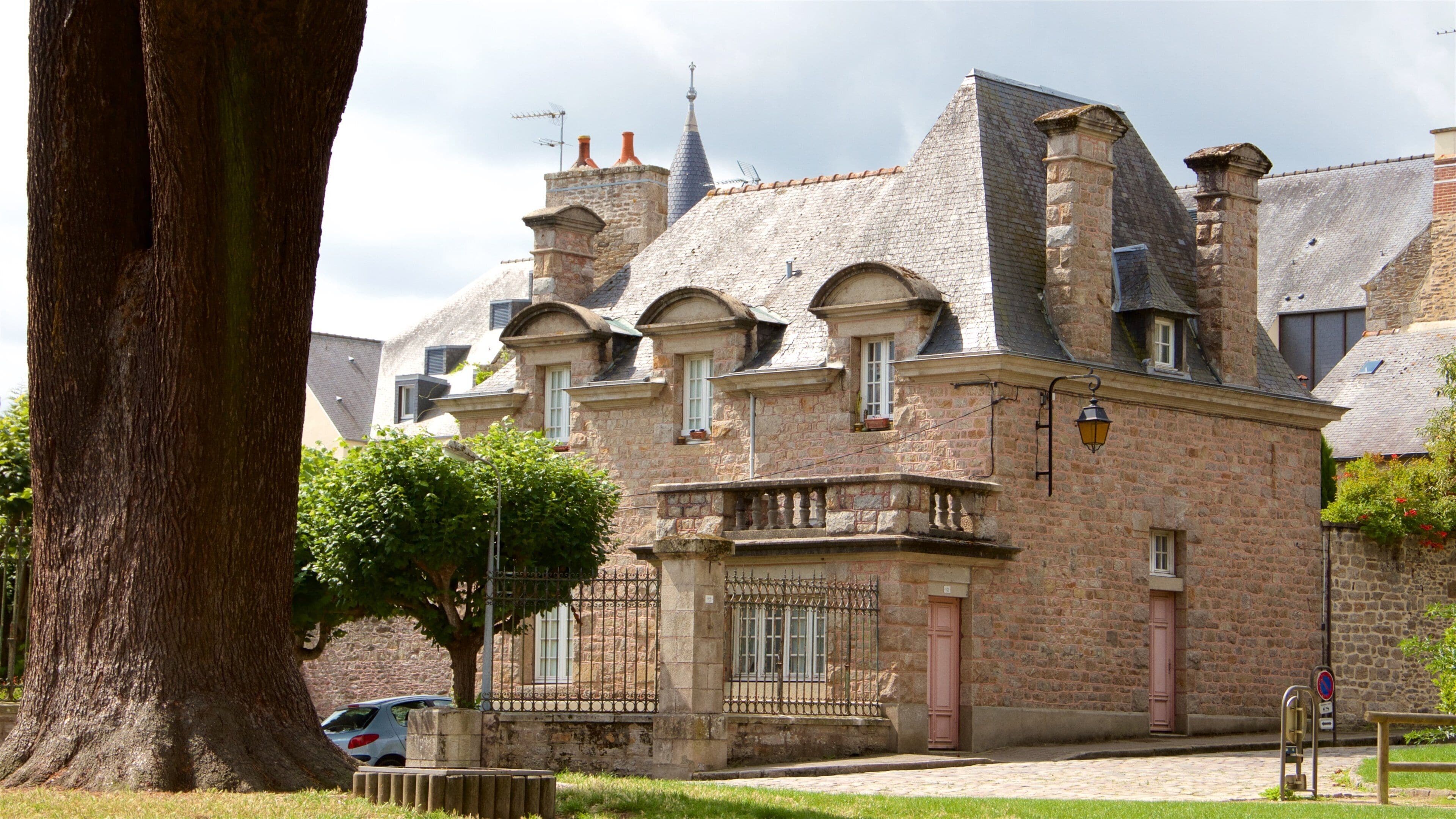 Dinan featuring a house and heritage architecture