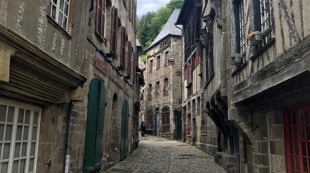 Rue de Jerzual, Dinan - so scenic itâs difficult to walk down as you have to stop every few feet to take another photo đđ«đ·đ and I do like to try to have a clear shot đ€Ł