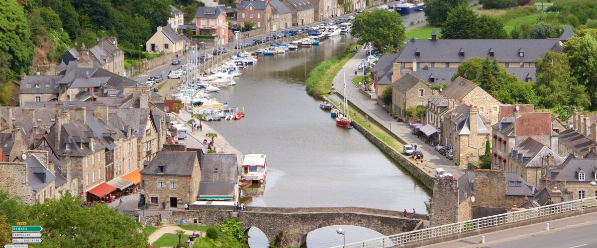 Dinan mostrando elementos del patrimonio, un puente y un río o arroyo