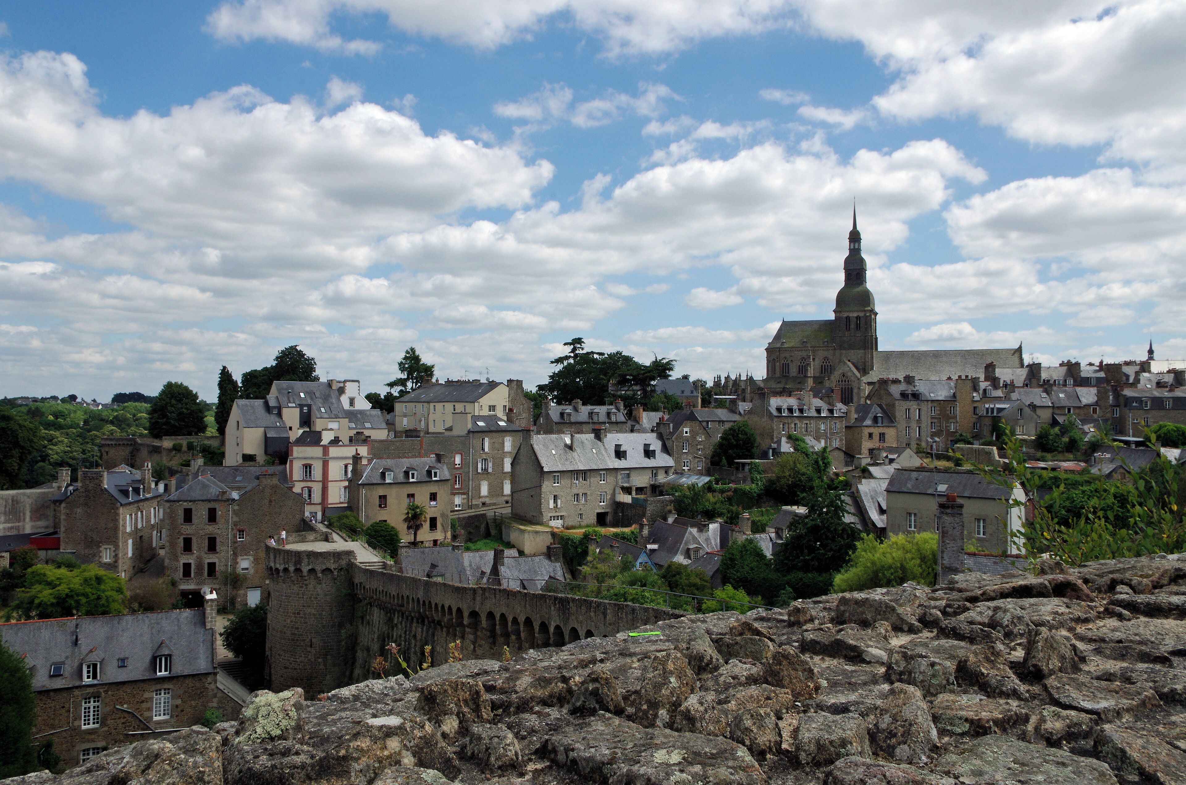 A historic town with a prominent church and castle ruins.