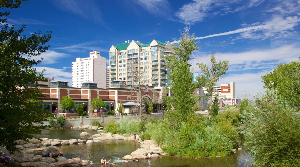 Reno mettant en vedette ville et rivière ou ruisseau