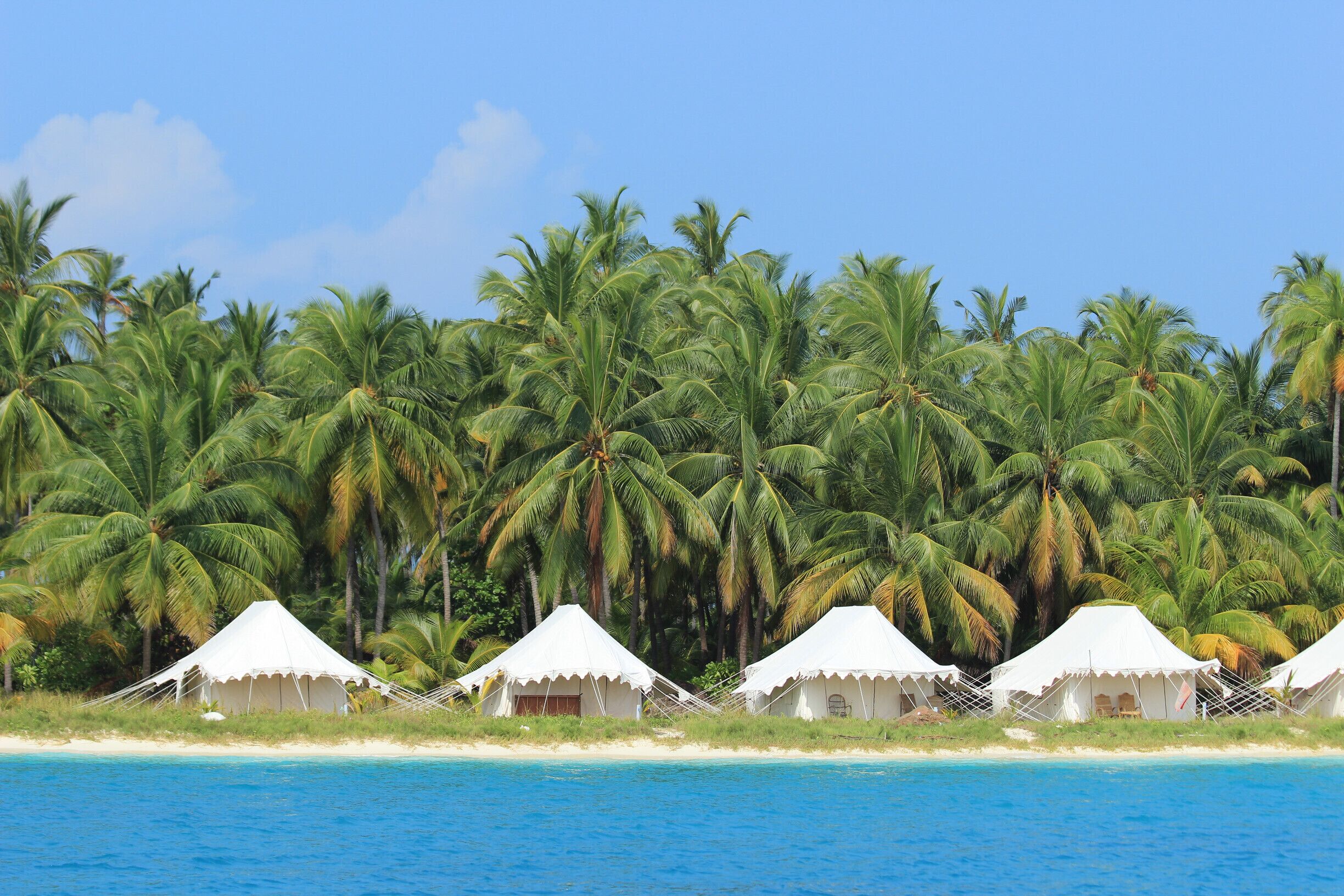A memorable trip to best of the hidden jewels of India. We took a 2 hour boat from Agatti to Bangaram Island and what opened in front of us was this magical view. #Blue sea and #Blue sky with a blend of lush green and serene white tents.
#Bestof5 #Green