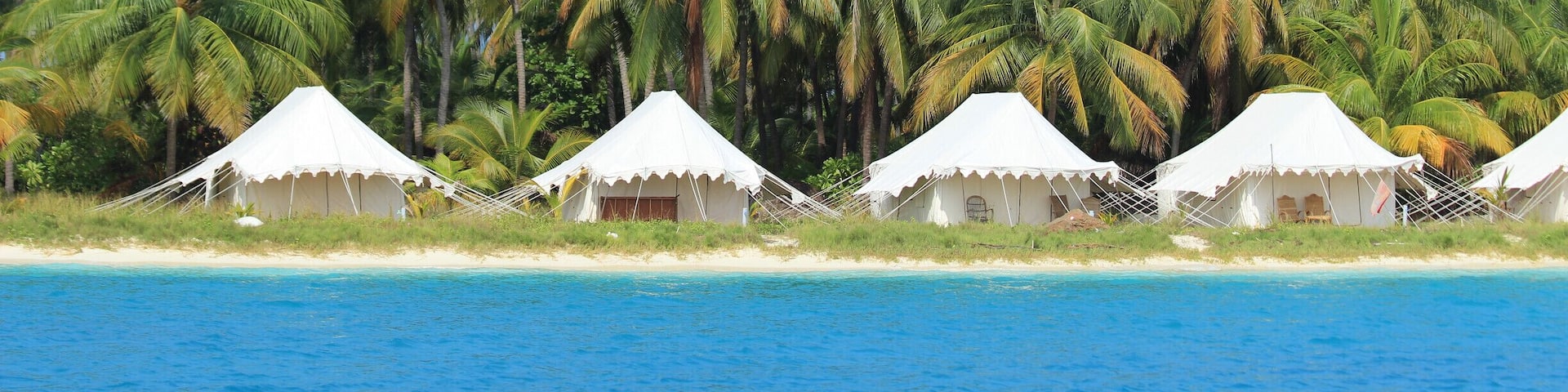 A memorable trip to best of the hidden jewels of India. We took a 2 hour boat from Agatti to Bangaram Island and what opened in front of us was this magical view. #Blue sea and #Blue sky with a blend of lush green and serene white tents.
#Bestof5 #Green