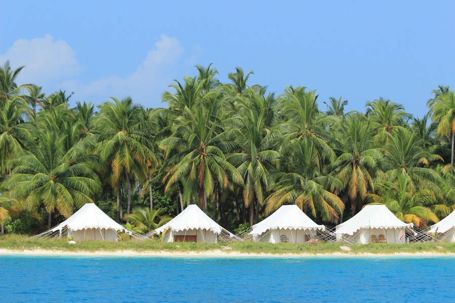 A memorable trip to best of the hidden jewels of India. We took a 2 hour boat from Agatti to Bangaram Island and what opened in front of us was this magical view. #Blue sea and #Blue sky with a blend of lush green and serene white tents.
#Bestof5 #Green