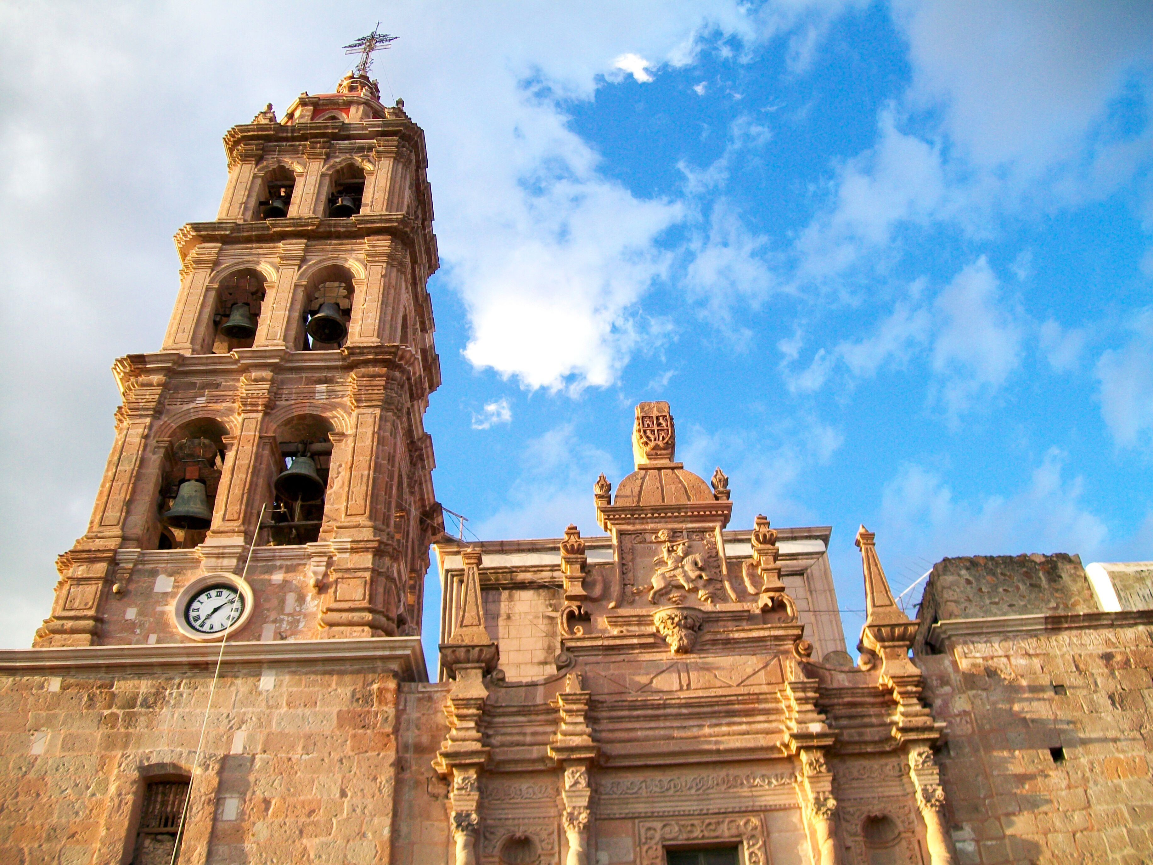 Parroquia de Santiago Apóstol en el centro de Silao. Solo en cierta época del año la luz del atardecer ilumina la fachada.