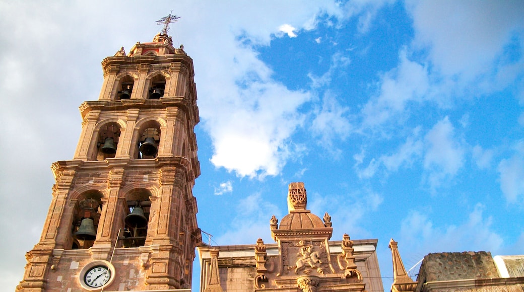 Parroquia de Santiago Apóstol en el centro de Silao. Solo en cierta época del año la luz del atardecer ilumina la fachada.