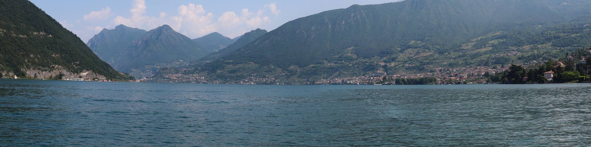 Italie - Lac d'Iséo - Panorama sur la ville de Sale Marasino qui borde la lac
