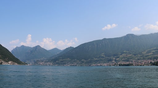Italie - Lac d'Iséo - Panorama sur la ville de Sale Marasino qui borde la lac