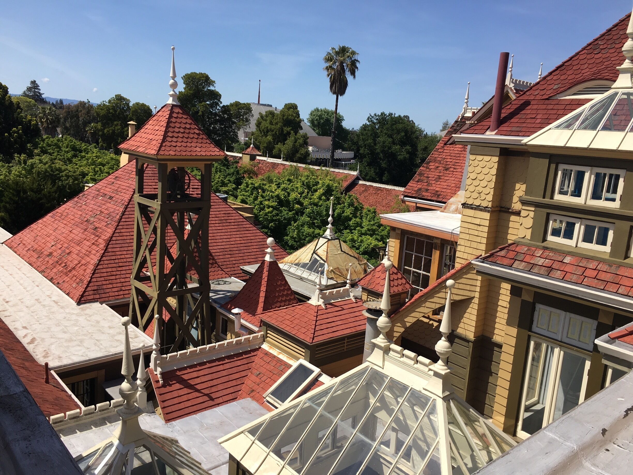 Haphazard roofline. 

#california #houses

(April 2017)