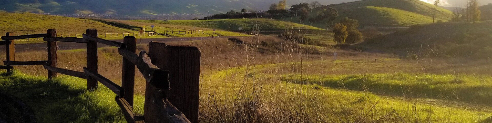 Great view over the hills on my first spring morning. The location is amazing for hiking and birds watching. 
#ontheroad #sanjose #california #spring #warmsun #behindthefence #walkinnature #santateresapark #onthehills#sunrise #goldencolors #goldenhour