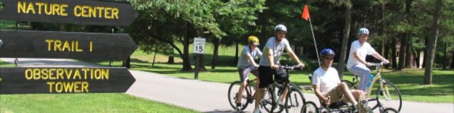 Madison mostrando sinalização, um jardim e ciclismo