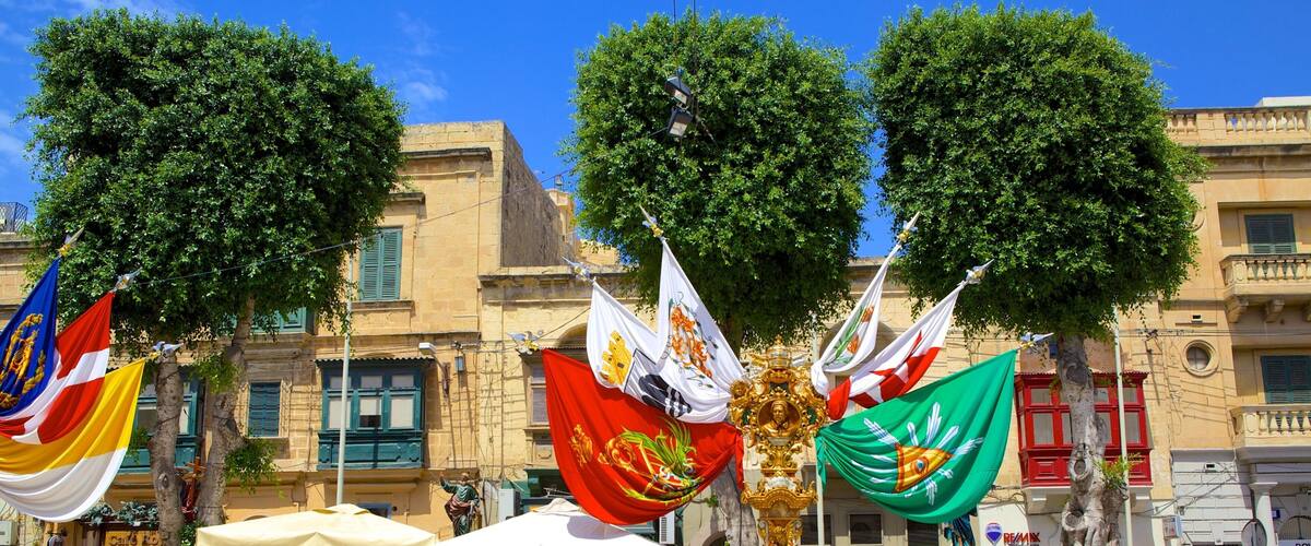 Gozo showing heritage architecture, street scenes and a statue or sculpture