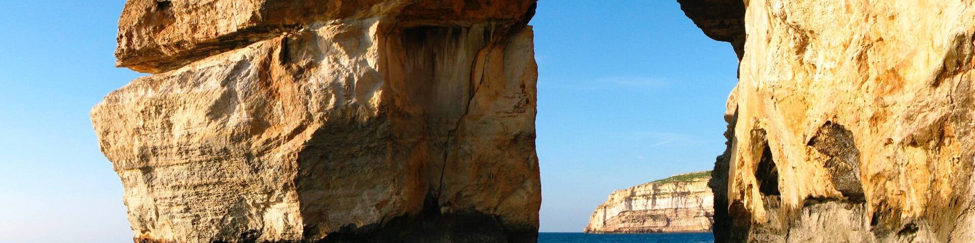 Gozo som visar klippig kustlinje och landskap