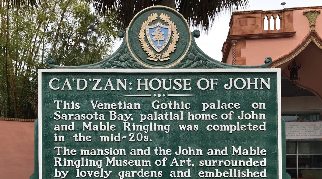 Queria fazer uma visita guiada à Ca' d'Zan mas logo na entrada fui informado, de um modo um tanto rude, que as visitas guiadas só seriam feitas no final de semana. Foi uma pena pois há algum tempo estava querendo fazer esta visita. Limitei-me a tirar algumas fotos da entrada.