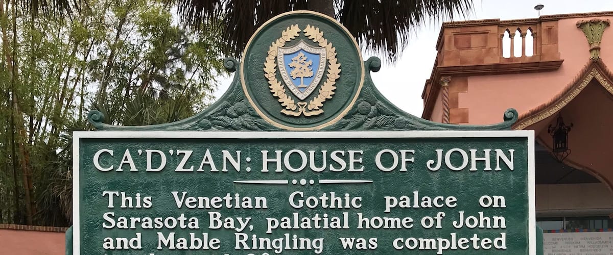 Queria fazer uma visita guiada à Ca' d'Zan mas logo na entrada fui informado, de um modo um tanto rude, que as visitas guiadas só seriam feitas no final de semana. Foi uma pena pois há algum tempo estava querendo fazer esta visita. Limitei-me a tirar algumas fotos da entrada.