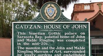 Queria fazer uma visita guiada à Ca' d'Zan mas logo na entrada fui informado, de um modo um tanto rude, que as visitas guiadas só seriam feitas no final de semana. Foi uma pena pois há algum tempo estava querendo fazer esta visita. Limitei-me a tirar algumas fotos da entrada.