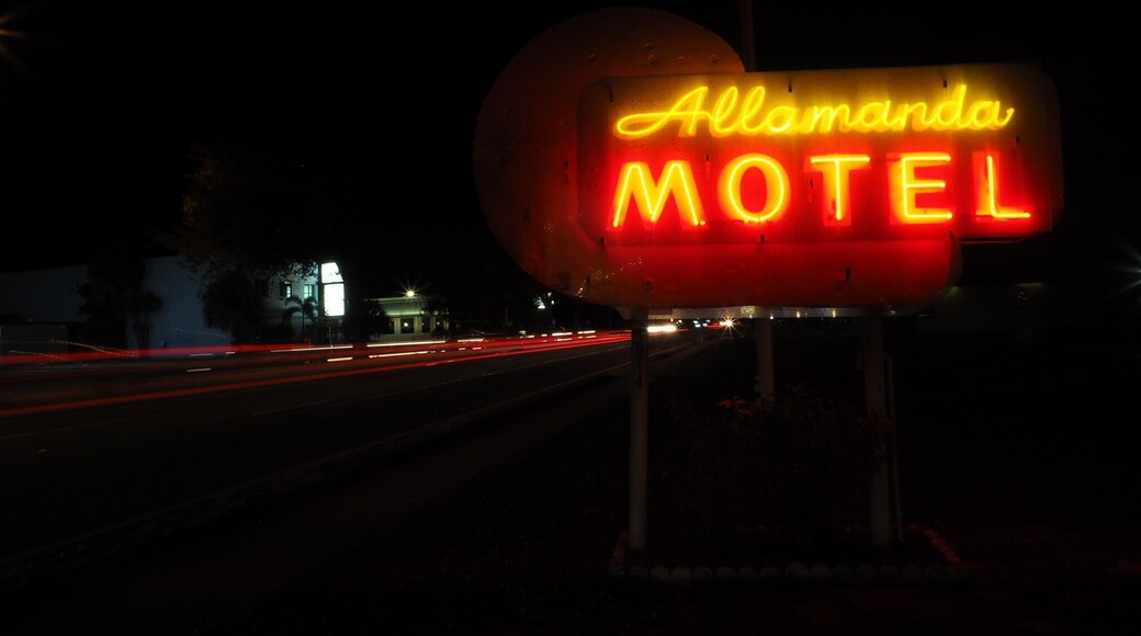Motoring along U.S. 41 through the Bradenton and Sarasota areas, you can still find a few remaining signs from the heyday of using neon to attract weary travelers.