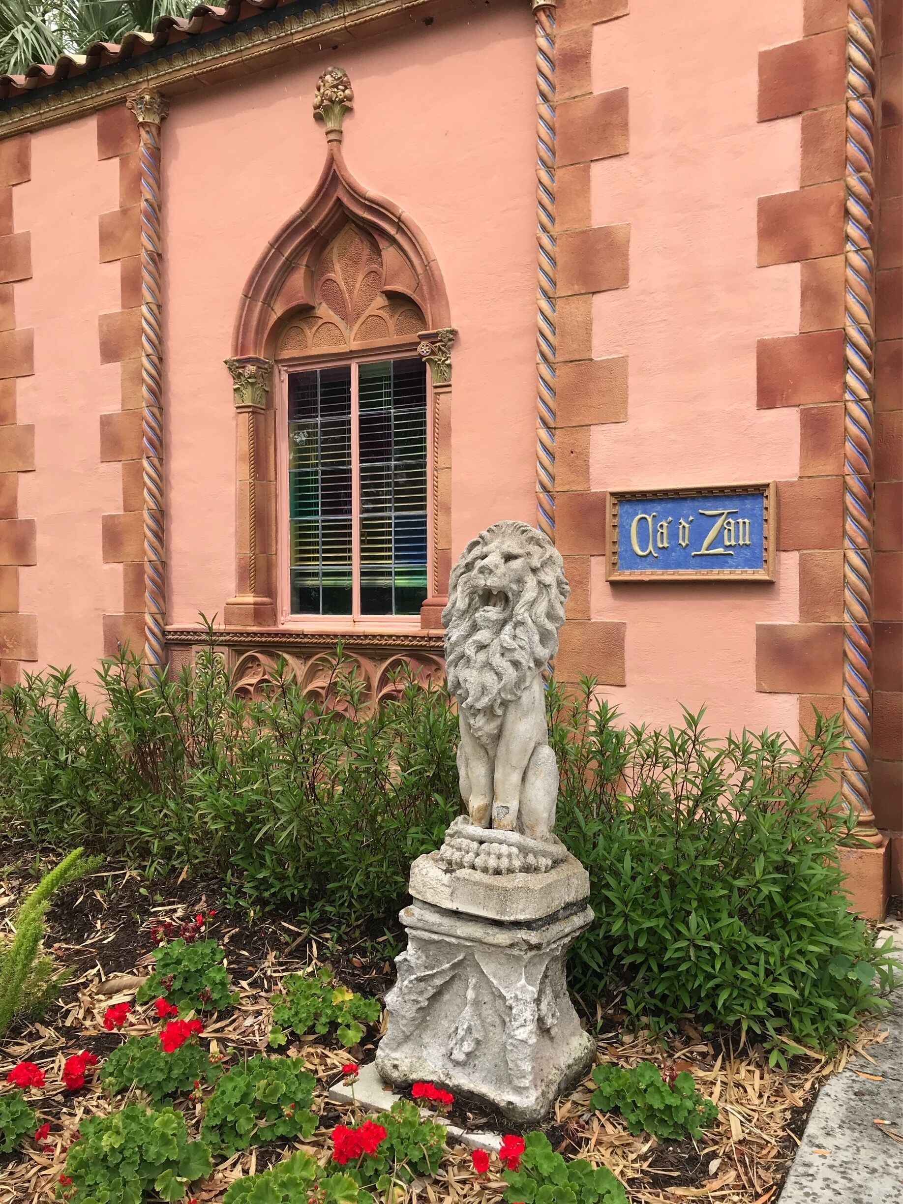 Queria fazer uma visita guiada à Ca' d'Zan mas logo na entrada fui informado, de um modo um tanto rude, que as visitas guiadas só seriam feitas no final de semana. Foi uma pena pois há algum tempo estava querendo fazer esta visita. Limitei-me a tirar algumas fotos da entrada.