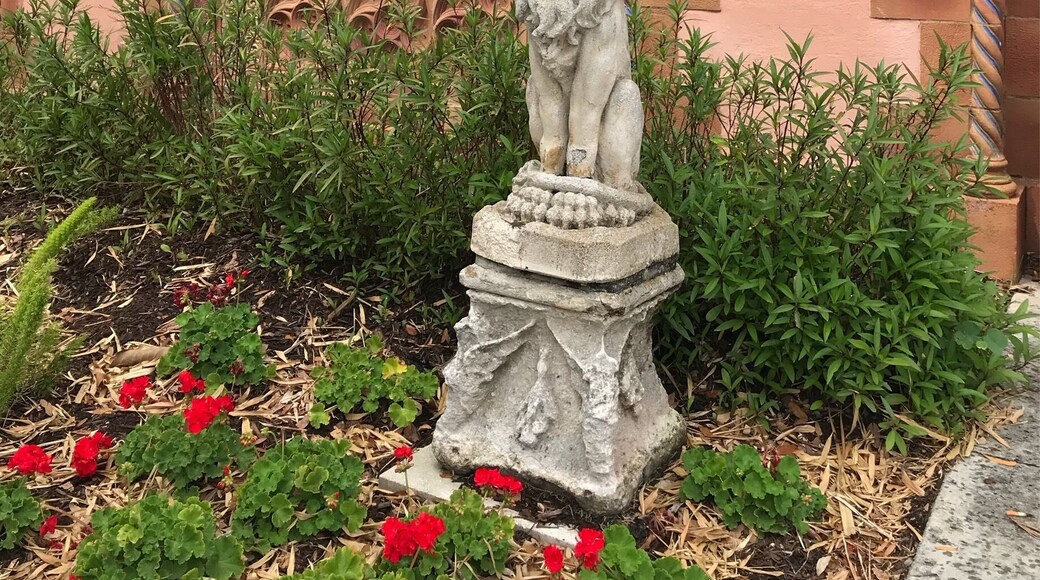 Queria fazer uma visita guiada à Ca' d'Zan mas logo na entrada fui informado, de um modo um tanto rude, que as visitas guiadas só seriam feitas no final de semana. Foi uma pena pois há algum tempo estava querendo fazer esta visita. Limitei-me a tirar algumas fotos da entrada.