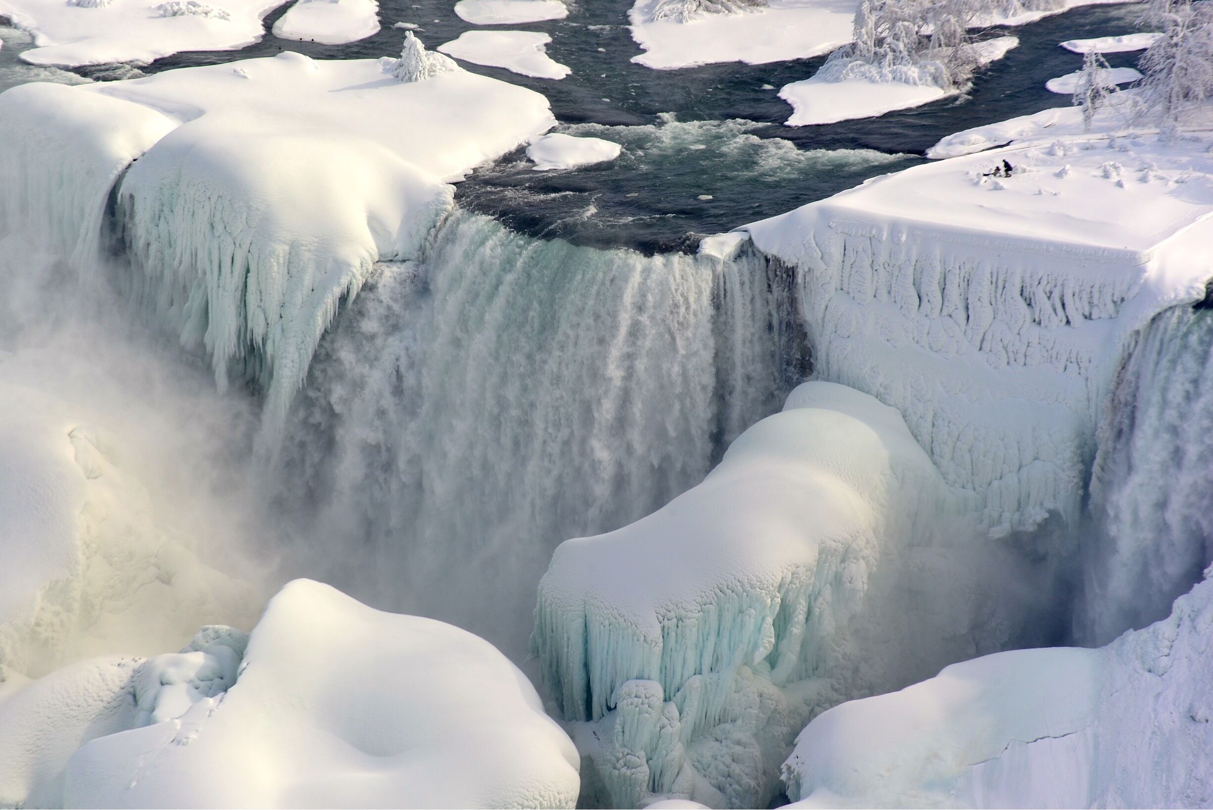 Freezing American Falls, American side (New York State) of Niagara Falls.
#USA #NiagaraFalls #waterfall #river #NorthAmerica #snow #AboveItAll #AmericanFalls