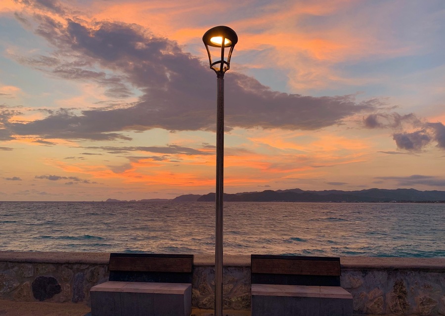 Perfect romantic spot to spend the evening. Right behind you, you have a gorgeous view of the sea and its sunset; right in front of you you’ll see the lagoon, if you go in the morning you’ll get a gorgeous sunrise view. #romantic #sunset #beach #lagoon #sunrise #mexican #mexico #bench #light