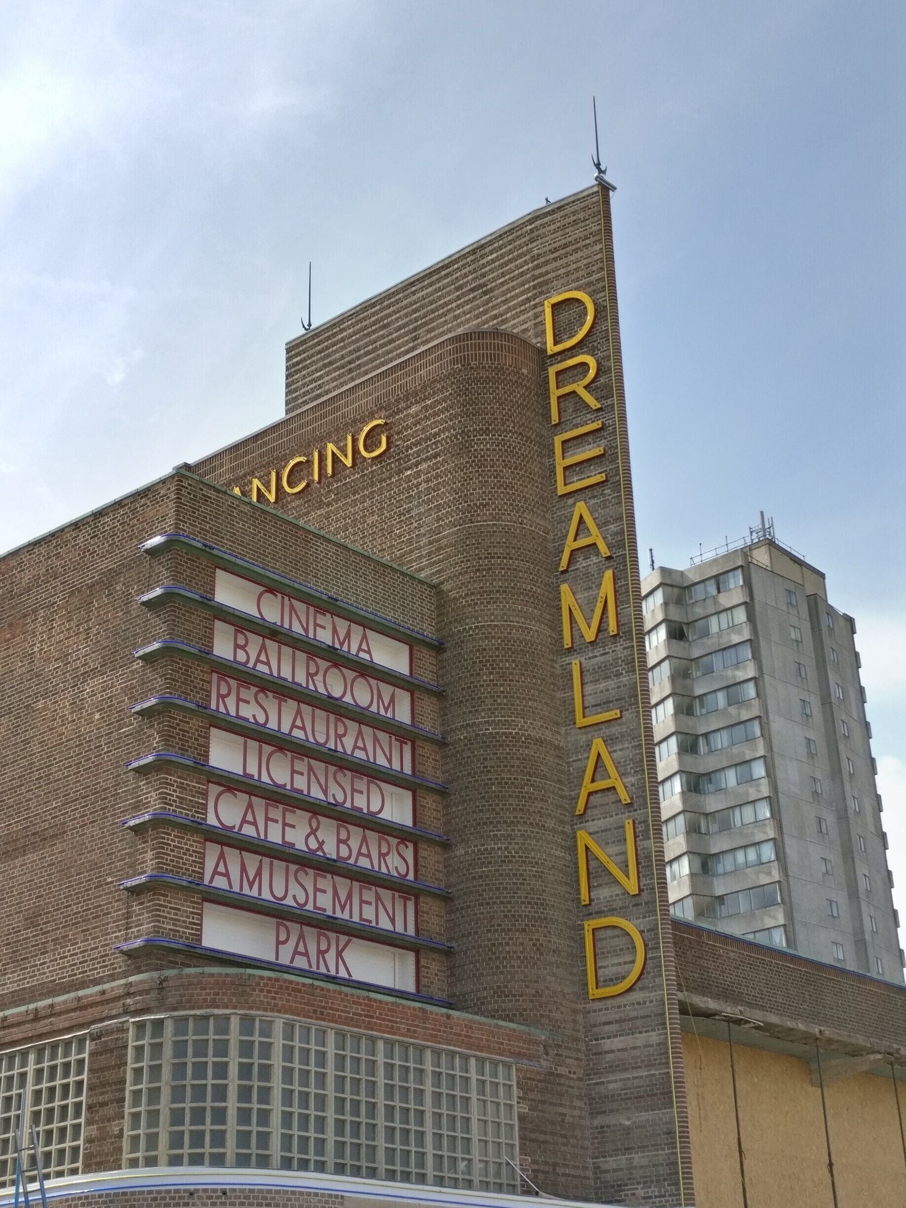 A little slice of 70s in this iconic 'Amusement Park'. 

It's structure stands out amongst the more classic, Victorian buildings around and faces the beach directly. It gives the city an unusual, retro summer vibe.

#LifeAtExpedia #Merch #England #EastCoast #Margate