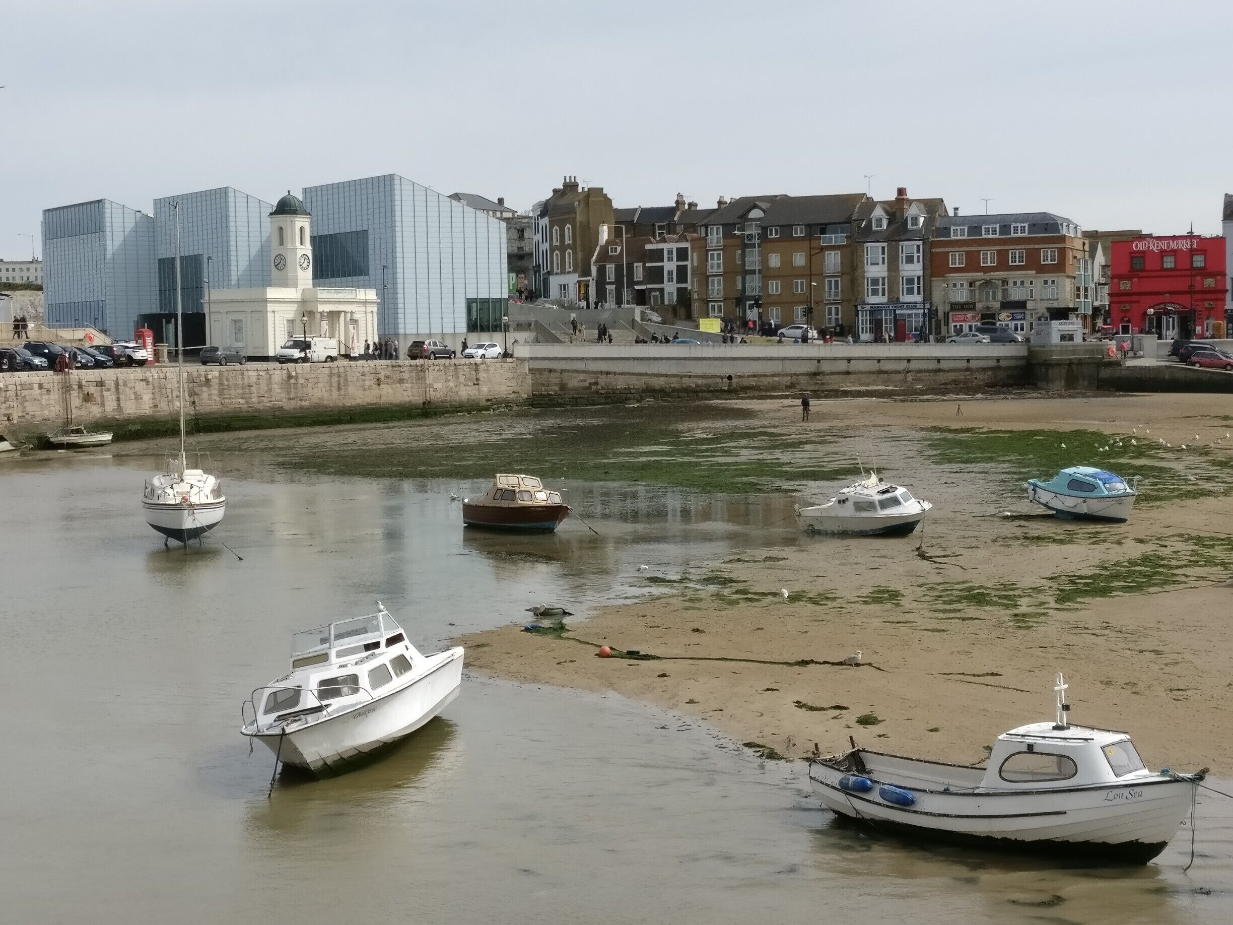 Margate Harbour Arm features really cool cafes and hipster pubs.
This is what it looks like when the tide is low with the tourism centre accesible on the walk in to get maps and chat with friendly locals.
#LifeAtExpedia #Merch #England #EastCoast #Margate