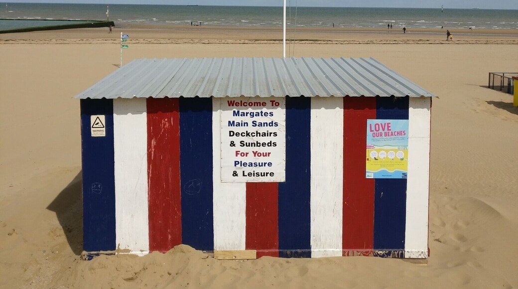 Margate is a beautiful small city about 2 hours away from London on the train sitting in England's east coast - perfect for a day trip!
Unlike Brighton, London's closest beach town, Margate's beaches are sandy and extensive.
#Merch #Margate #EastCoast #UK #LifeAtExpedia