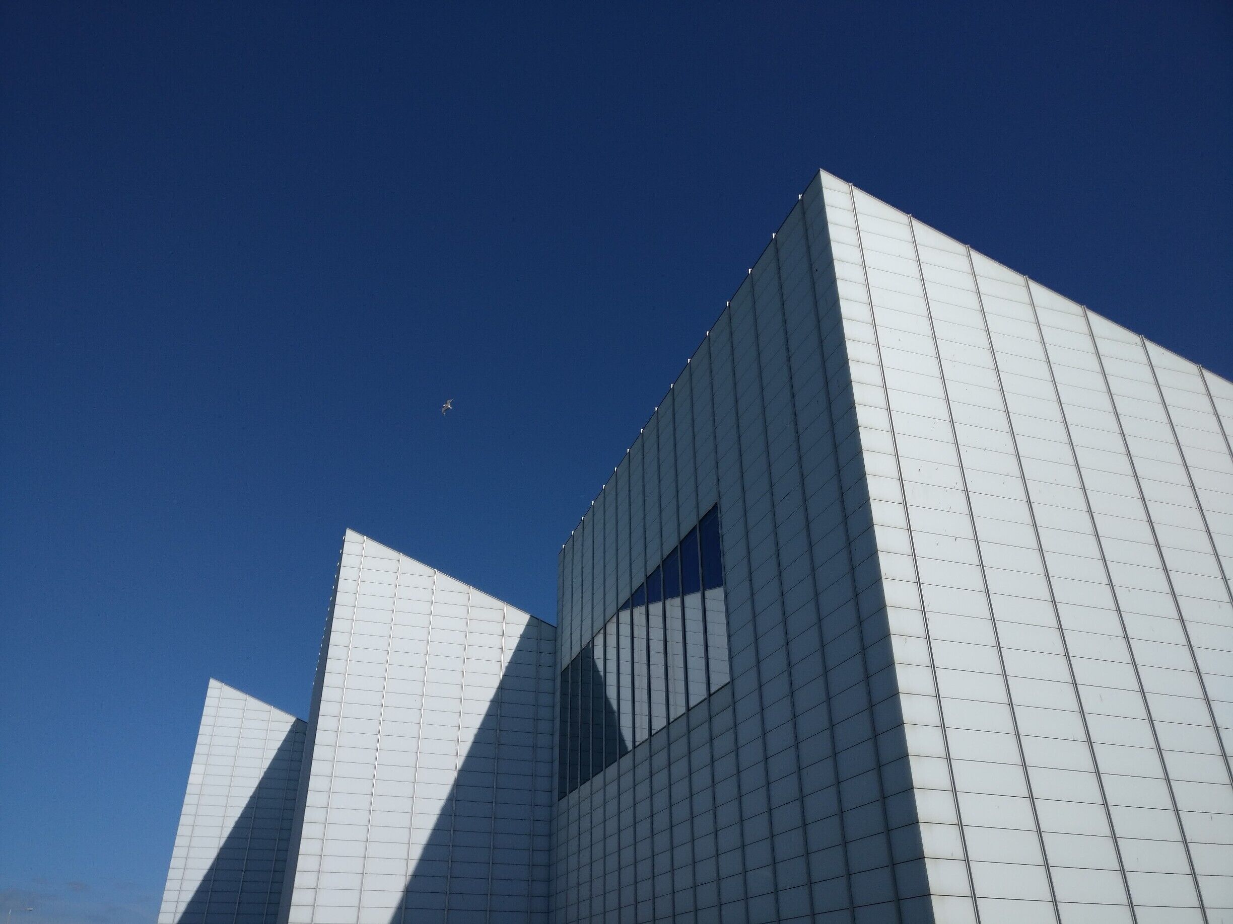 Turner Contemporary houses fascinating works of contemporary and modern art. It is free to enter and an absolute must when visiting Margate.
The building is an odd one amongst the older architecture and close distance to the actual sea, but looks stunning from every angle.
#LifeAtExpedia #Merch #England #EastCoast #Margate