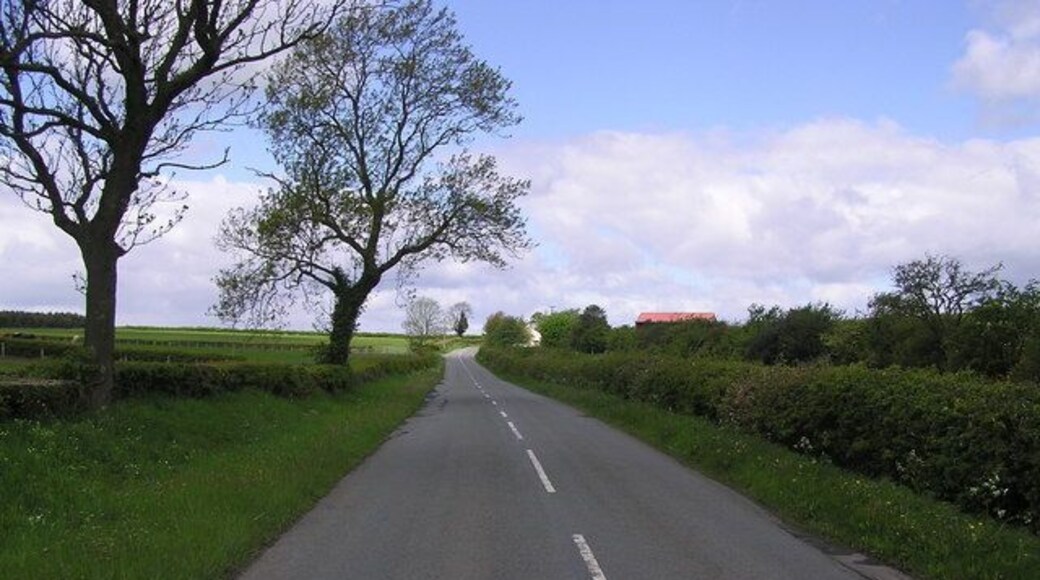 Esperley Lane. Looking north to Esperley Lane Ends, with Gordon House Cottage on the left.