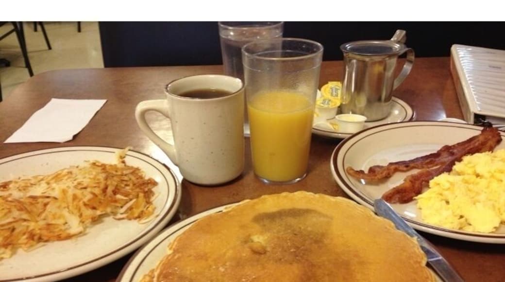 Excellent diner that serves breakfast all day...Brinner anyone?