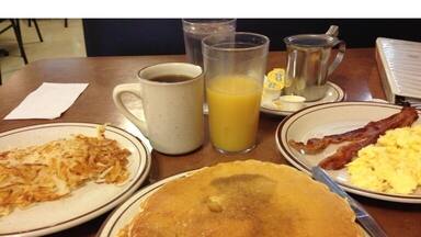 Excellent diner that serves breakfast all day...Brinner anyone?