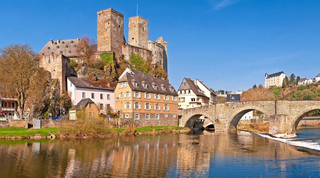Romantisches Runkel an der Lahn mit alter Brücke und Burgruine