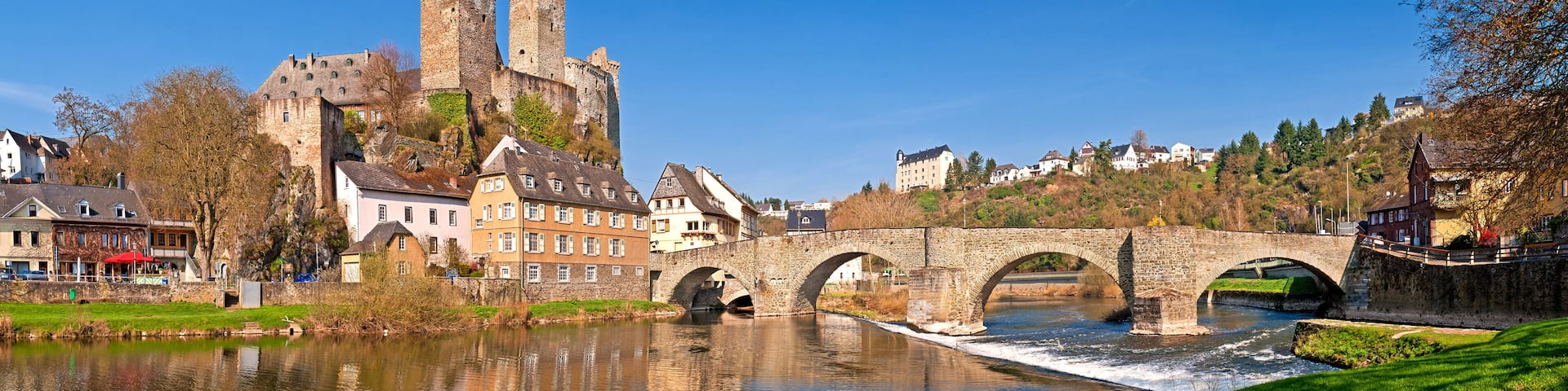 Romantisches Runkel an der Lahn mit alter Brücke und Burgruine