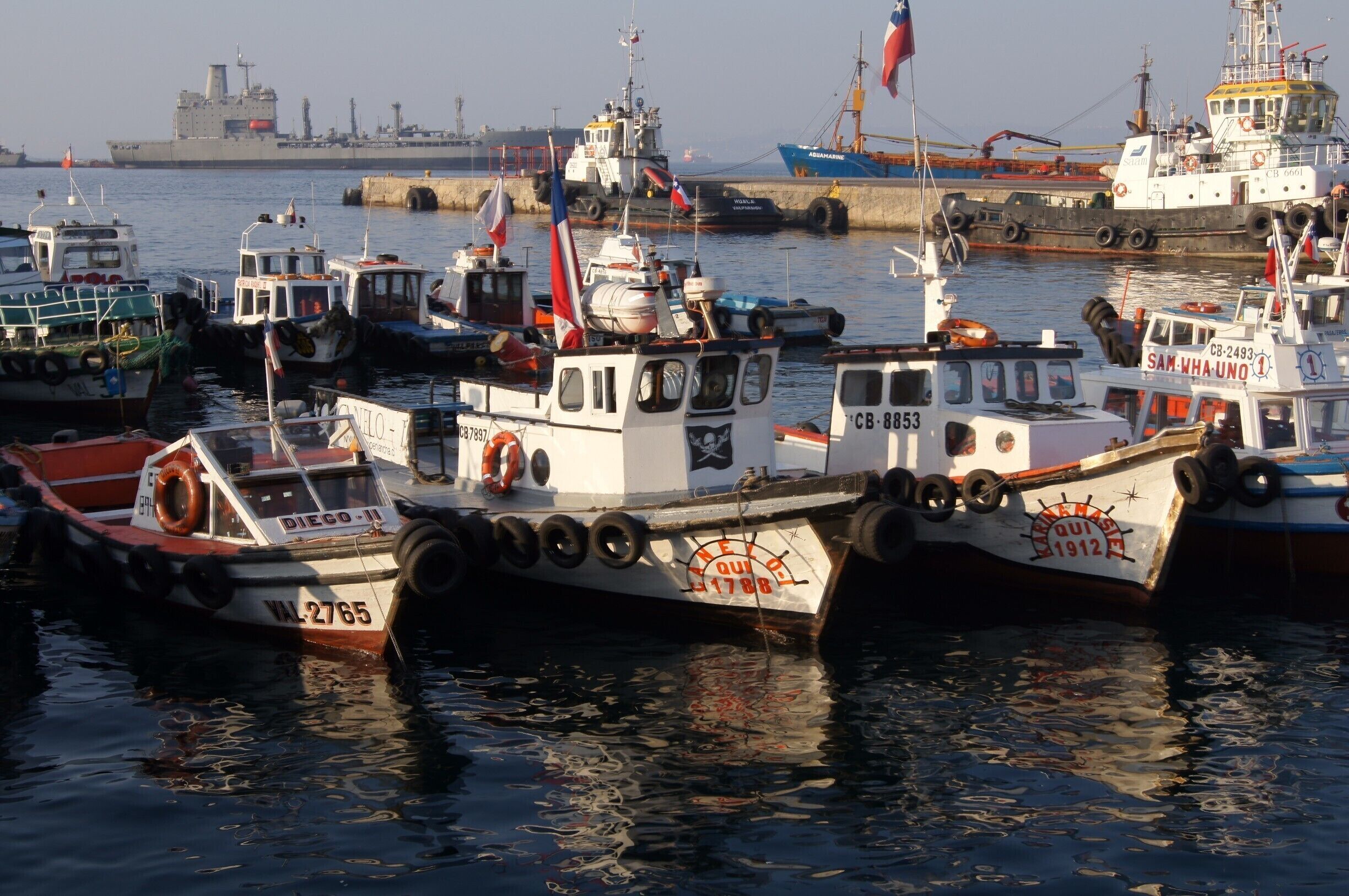 Do Muelle Prat se tem uma vista muito bonita dos barcos ancorados no porto. O colorido das embarcações é realçado com as luzes do pôr do sol sendo uma oportunidade para meia dúzia de fotografias.

#muelleprat #puerto #valparaiso #chile