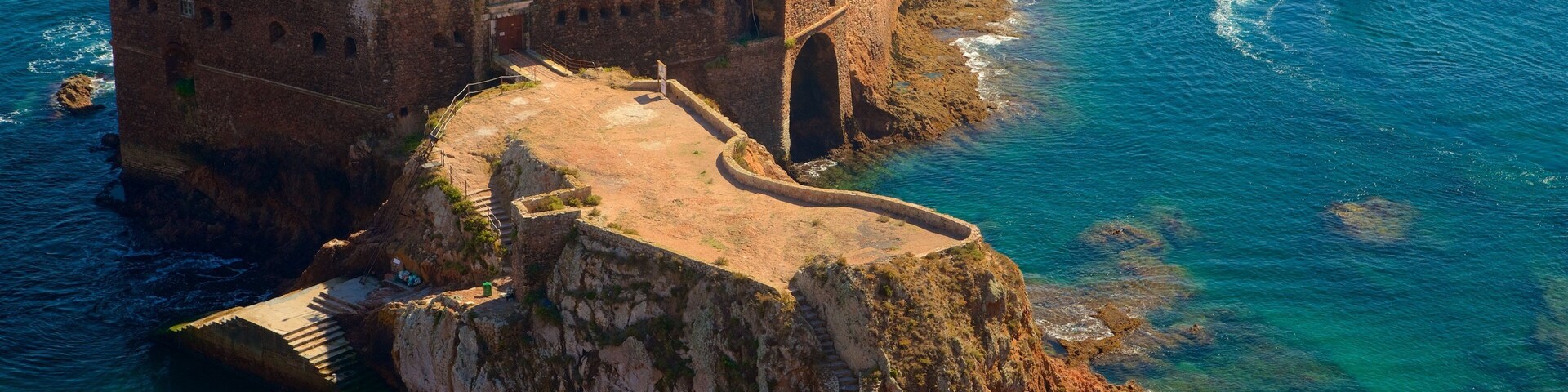 Berlenga-Inseln welches beinhaltet allgemeine Küstenansicht, Bootfahren und Palast oder Schloss
