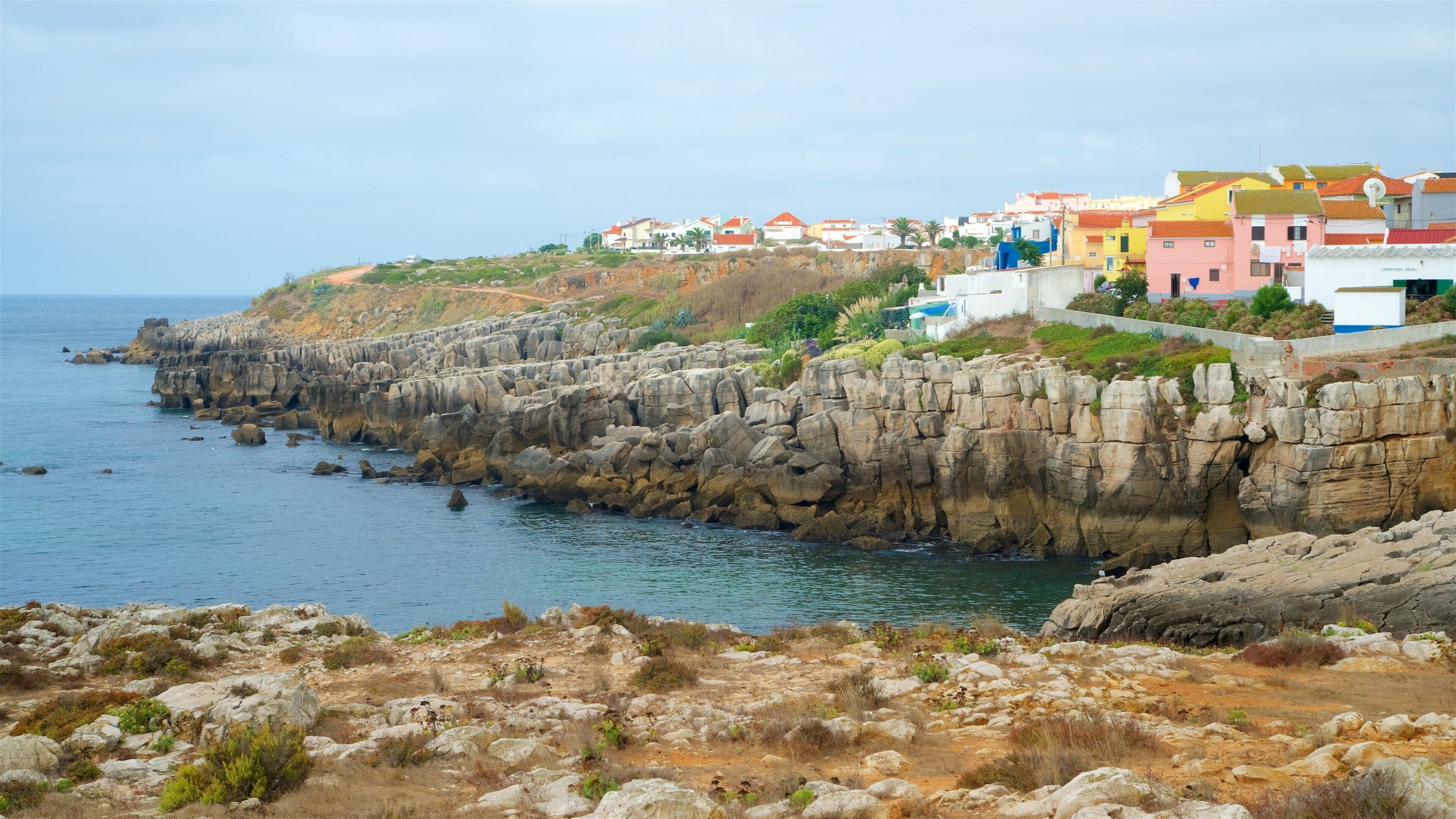 Peniche que inclui paisagens litorâneas, uma cidade litorânea e litoral rochoso