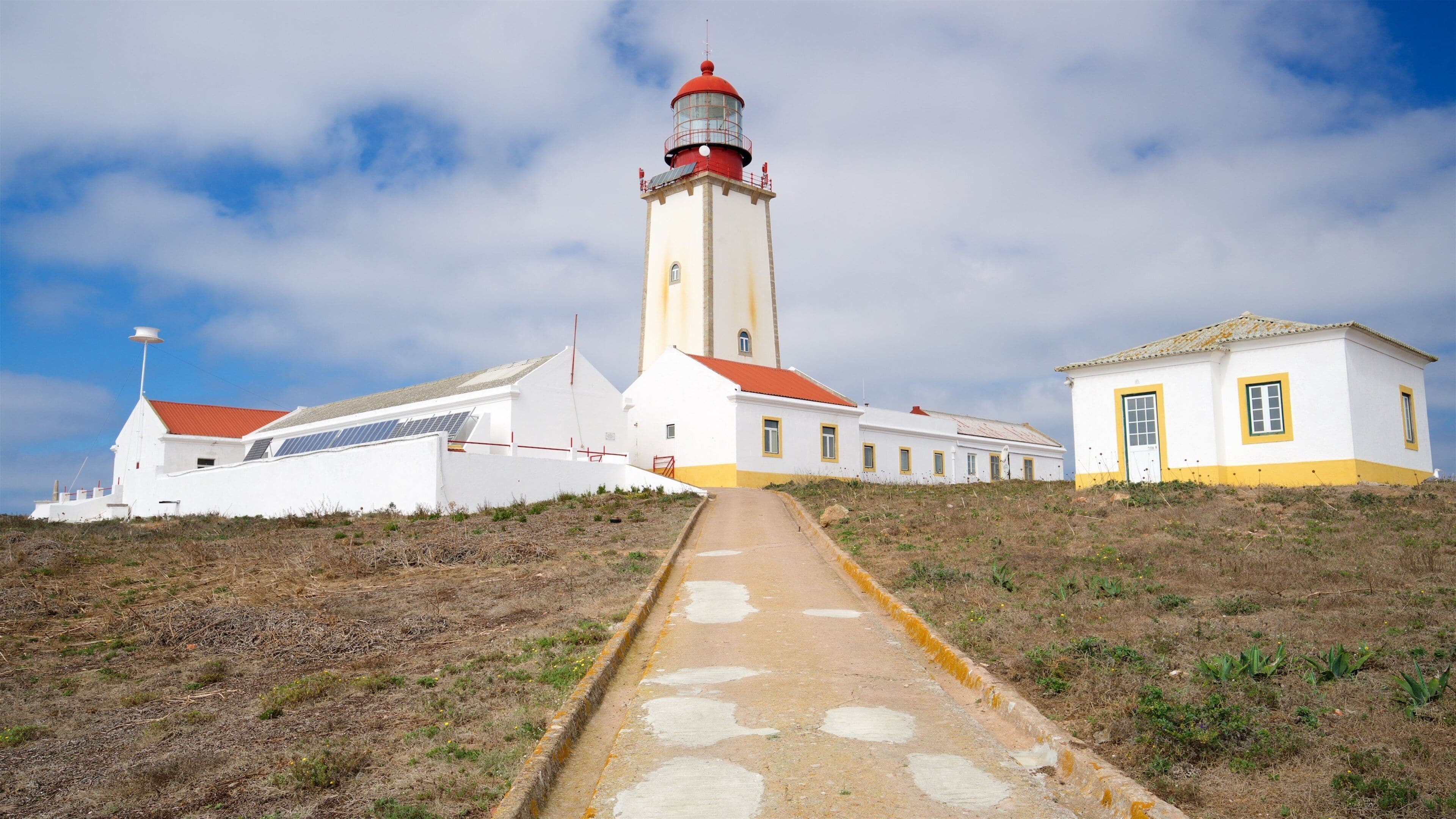 Berlenga Island showing a lighthouse