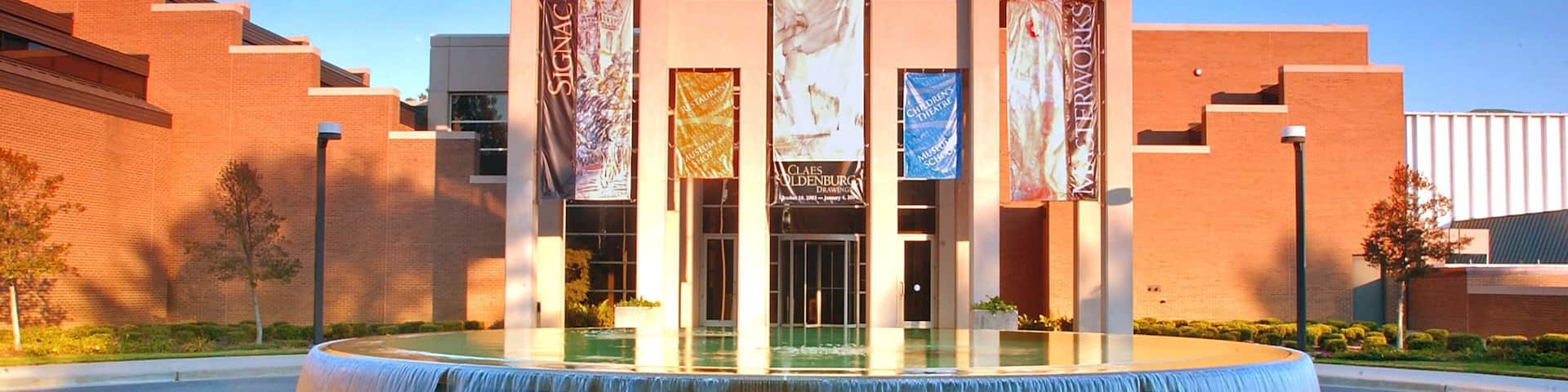 Little Rock which includes modern architecture and a fountain as well as an individual femail