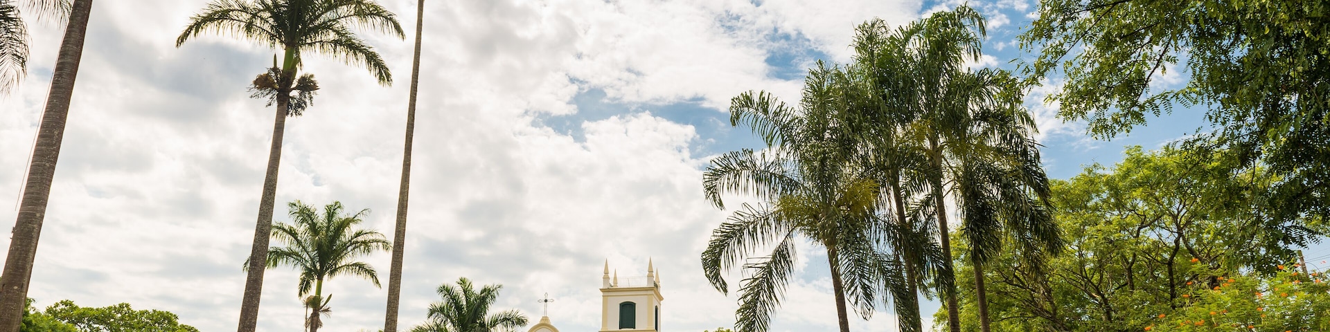 praça pública com árvores