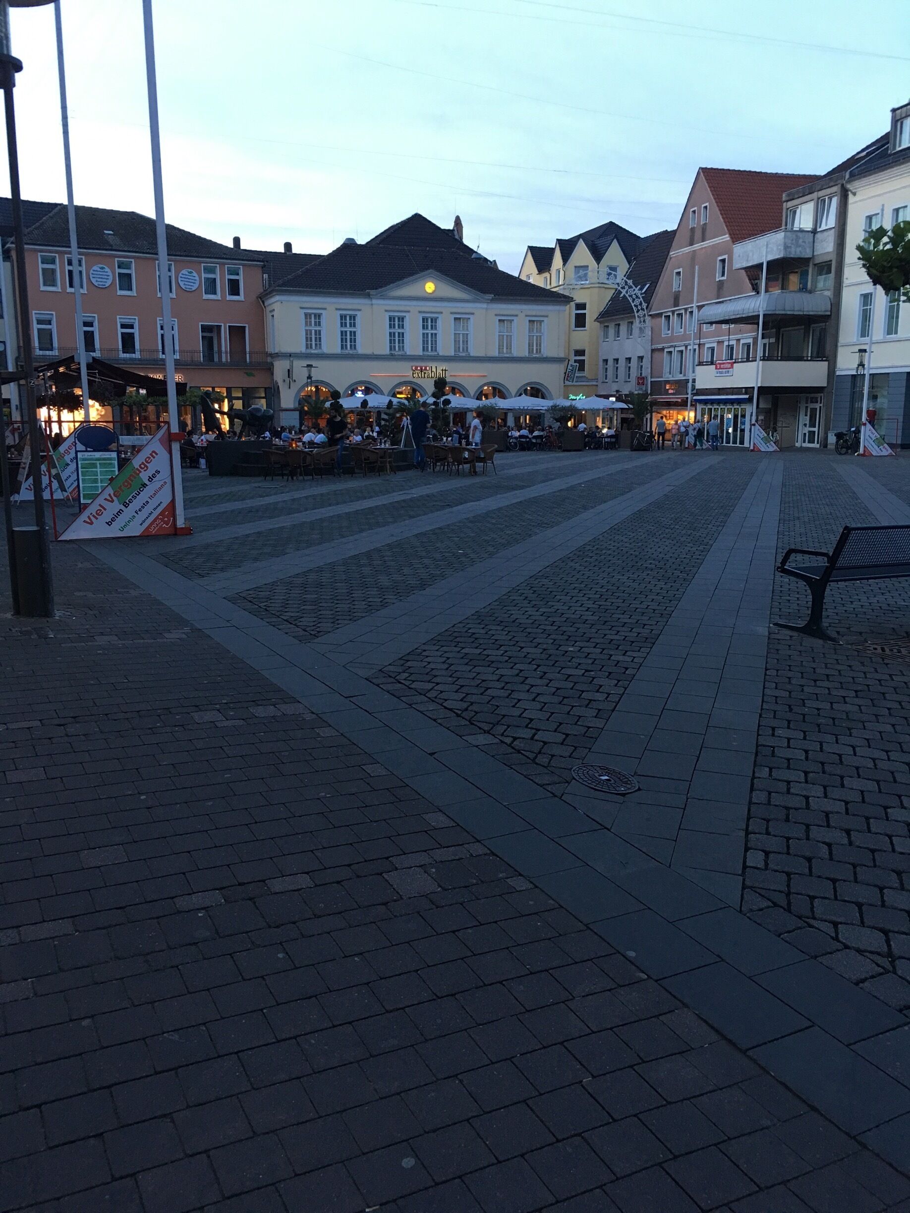 A sweet city with medieval charm.
From 24.5 - 28.5 is the Festa Italiana with many fairies tale lights and delicious food.
In the picture you can see the old market square of Unna.