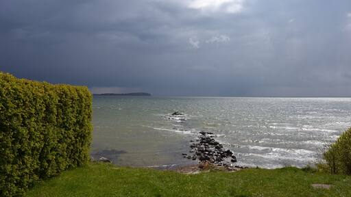 Lauterbach auf Rügen. Hier kann man zur Ruhe kommen und einfach den Himmel und die Wolken beobachten.
