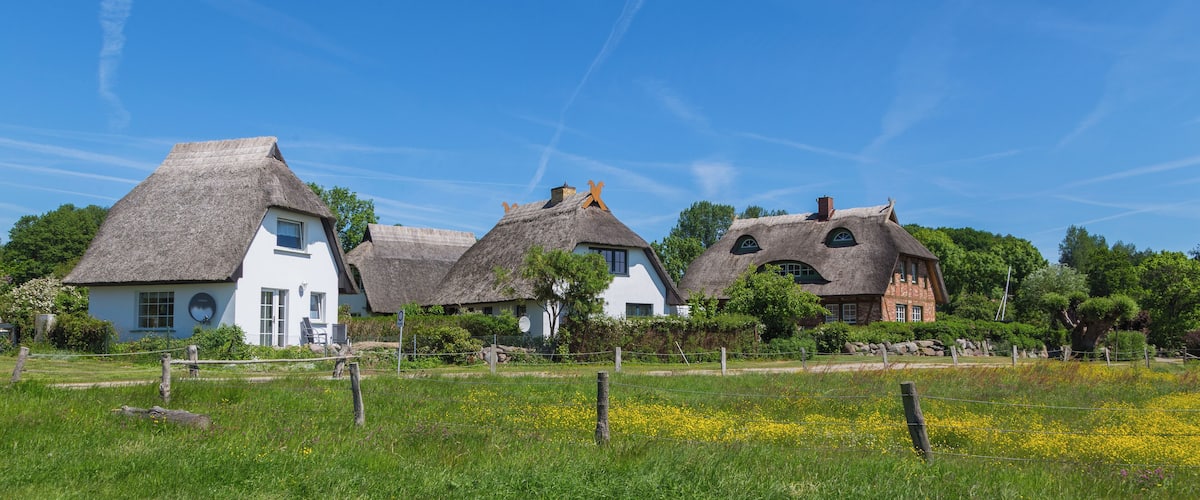 Houses with thatched roofs in GroĂ Stresow, district of Putbus, Landkreis Vorpommern-RĂŒgen, Mecklenburg-Vorpommern, Germany.