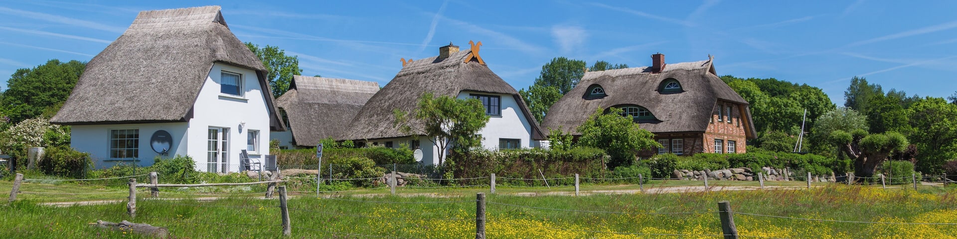 Houses with thatched roofs in Groß Stresow, district of Putbus, Landkreis Vorpommern-Rügen, Mecklenburg-Vorpommern, Germany.