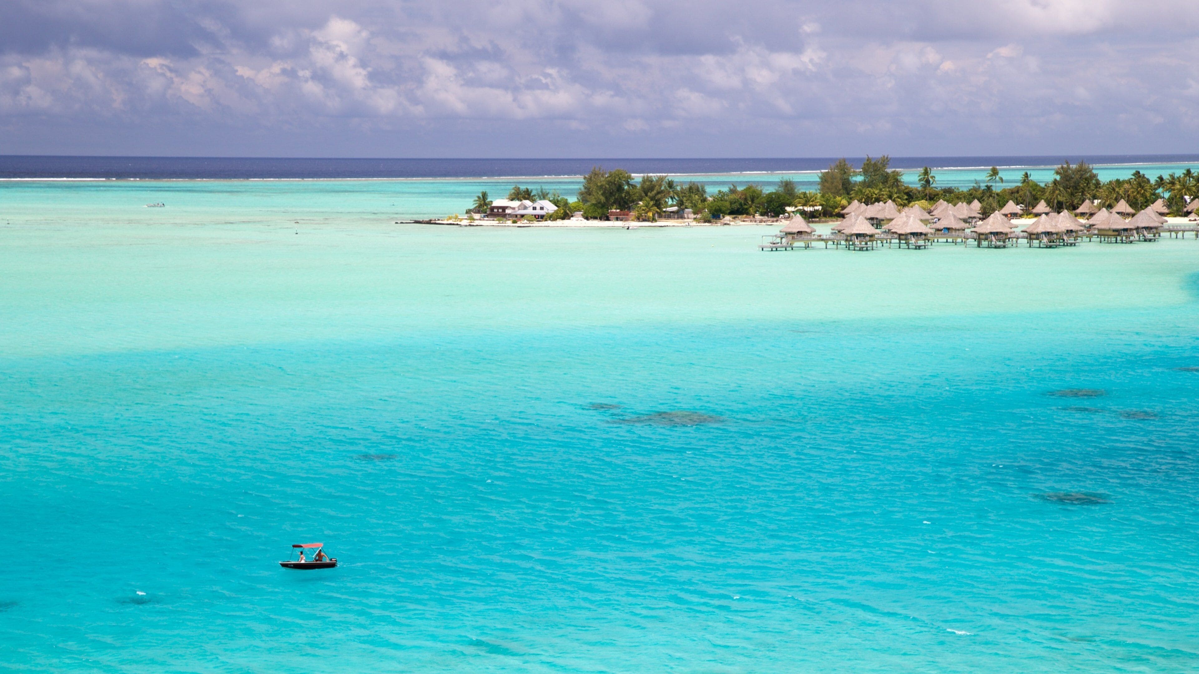 Bora Bora johon kuuluu yleiset rantanäkymät ja trooppiset näkymät