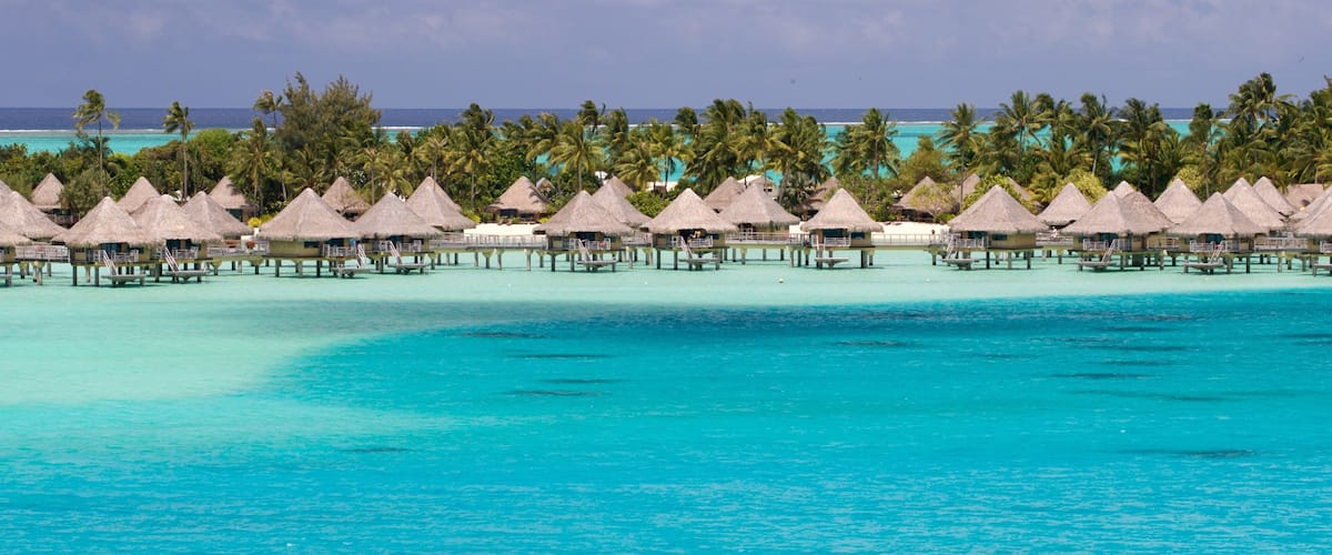 Bora Bora qui includes scĂšnes tropicales et vues littorales